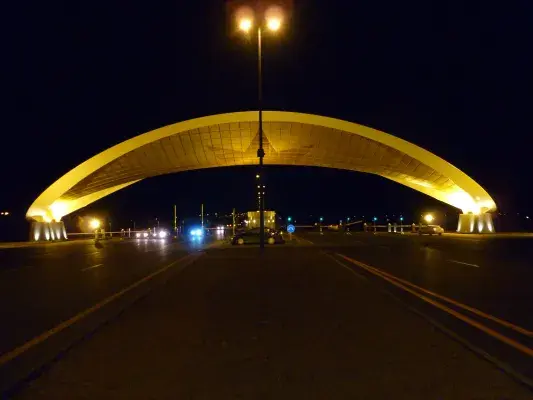 Panoramablick auf den beleuchteten Flughafen Baku Terminal bei Nacht